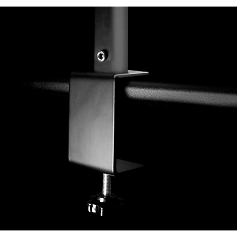 Metallklammer, die zwei Rohre verbindet. Dunkle Umgebung, Klammer mit Schraube und Fuß.