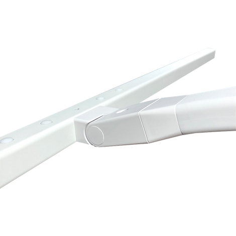 Nahaufnahme einer weißen, eckigen Tischleuchte. Der Leuchtkörper ist geknickt, verbunden durch ein zylindrisches Gelenk.