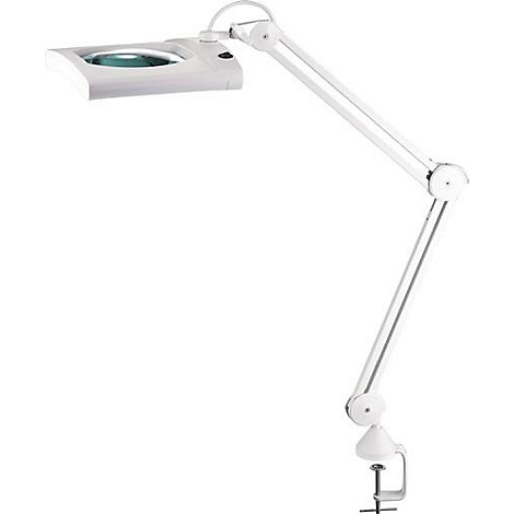 Witte vergrootlamp met lange arm en klem. Een vergrootglas is te zien op de lampkop.