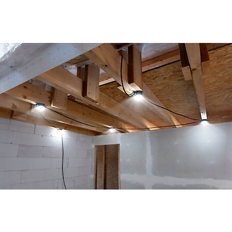 Interieur met houten plafond en inbouwspots. Rechthoekig deurkozijn. Muren grof gestuct.