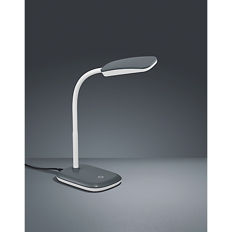 Grijze en witte LED bureaulamp, gebogen, op grijze achtergrond. Kabel aansluiting linksonder.