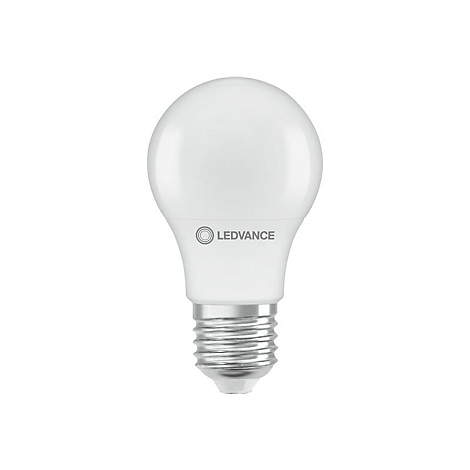 Weiße LED-Lampe in klassischer Birnenform mit E27-Sockel und LEDVANCE-Logo auf weißem Hintergrund.