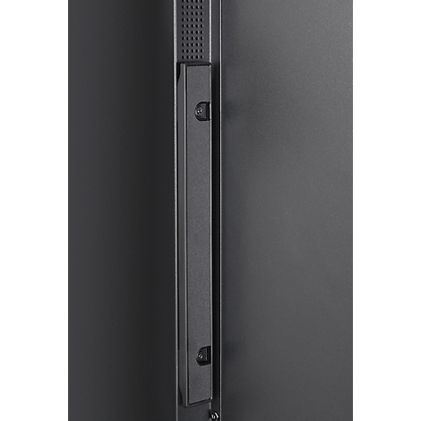 Gros plan d'une porte noire avec une poignée verticale étroite. La poignée a une forme rectangulaire et est fixée à la porte.