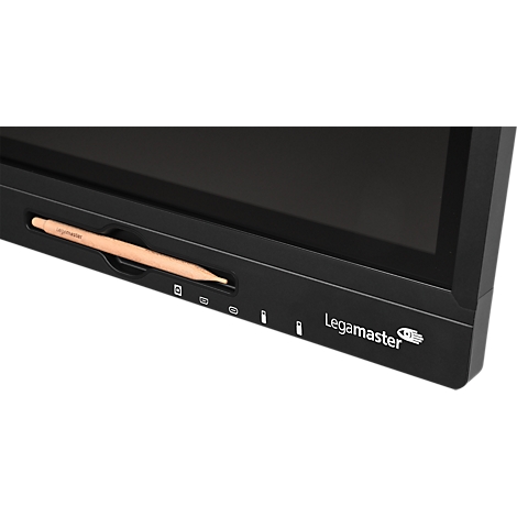 Gros plan sur un tableau blanc interactif noir. Un stylo repose dans le support. Logo de Legamaster.