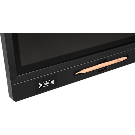 Gros plan sur un panneau d'affichage noir, un porte-stylo avec un stylo à droite, un symbole NFC à gauche.