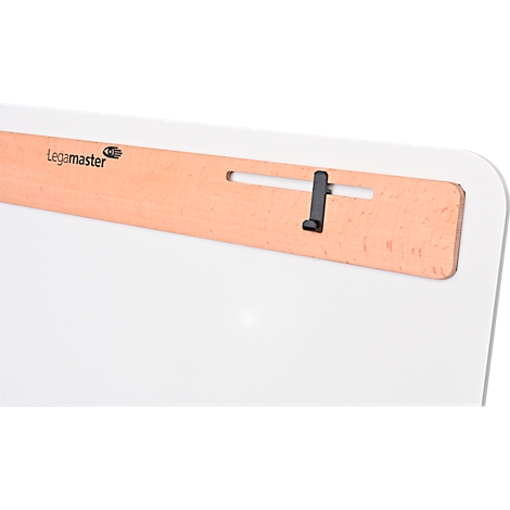 Close-up van een wit bord met een houten strip en zwarte houder. Op de strip staat "Legamaster."