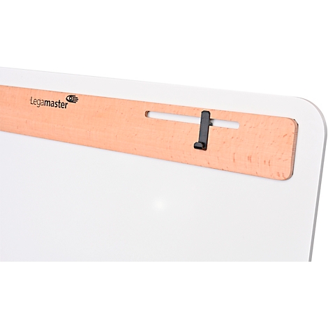 Close-up: Wit, afgerond hoekbord met bruin, bevestigd frame en zwarte clip. "Legamaster" staat op het frame.