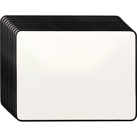 Stapel weißer, rechteckiger Mousepads mit schwarzem Rand auf weißem Hintergrund.