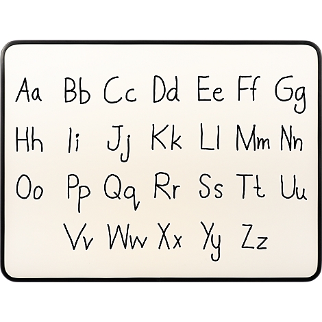 Ein Whiteboard mit handgeschriebenen Groß- und Kleinbuchstaben des lateinischen Alphabets.