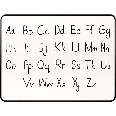 Ein Whiteboard mit dem handschriftlich in Schwarz geschriebenen lateinischen Alphabet in Groß- und Kleinbuchstaben.