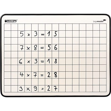 Ein weißes Whiteboard mit schwarzem Rahmen, beschriftet mit fünf mathematischen Multiplikationsaufgaben.