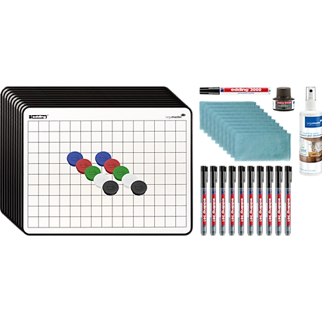 Set aus Whiteboards mit Karomuster, bunten Magneten, Stiften, Reinigungstüchern und Spray.