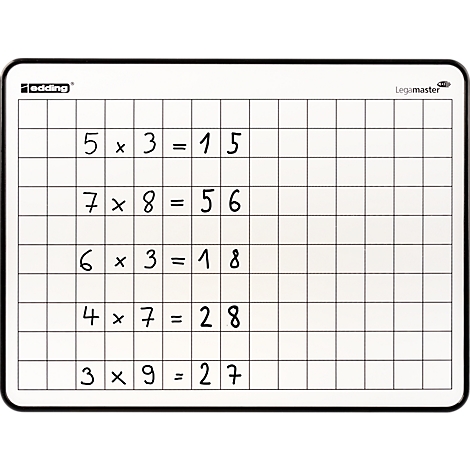 Ein kariertes Whiteboard mit fünf handgeschriebenen Multiplikationsaufgaben.
