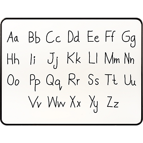 Ein weißes Whiteboard mit dem handschriftlich geschriebenen Alphabet von A bis Z in Groß- und Kleinbuchstaben.