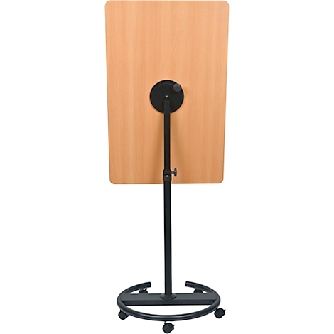 Een houten muziekstandaard met een zwart metalen frame en wieltjes. De bovenkant is rechthoekig en lichtbruin, de standaard is in hoogte verstelbaar.