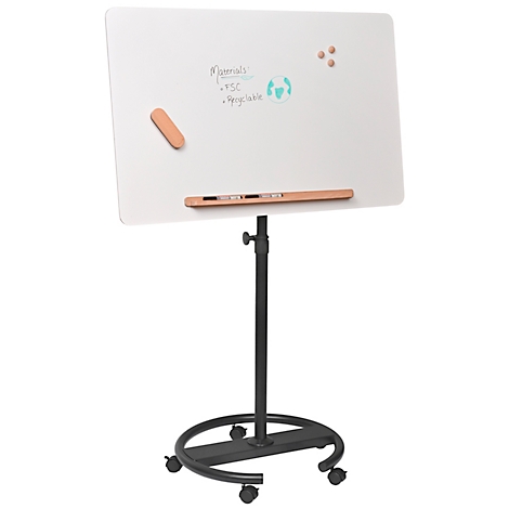 Wit, verstelbaar whiteboard op een zwarte, rollende standaard. Op het bord tekst, een gum en magneten.