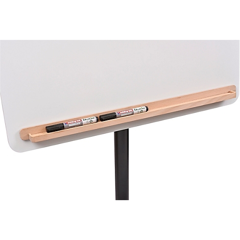 Nahaufnahme eines weißen Whiteboards mit Holzablage für Stifte, auf dem Stifte liegen. Schwarzer Standfuß.