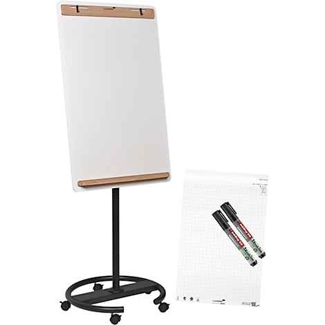 Weißes Flipchart auf Rollen, daneben ein Block kariertes Papier und zwei schwarze Stifte.