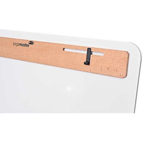 Nahaufnahme eines Whiteboards mit Holzleiste und schwarzem Halter. Auf der Leiste steht Legamaster.