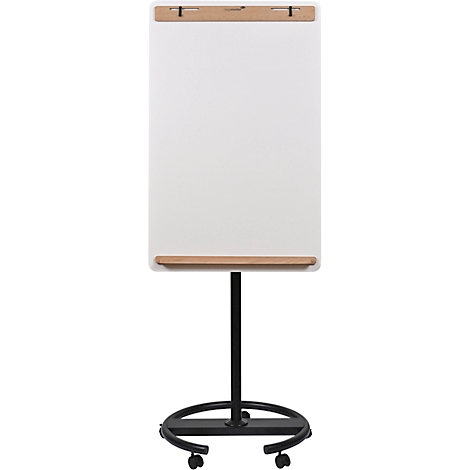 Weißes Flipchart auf Rollen, mit braunen Akzenten an Halterung und Ablage. Schwarzer Standfuß und Rollen.
