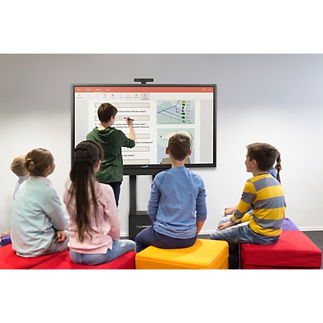 Leerlingen kijken hoe een klasgenoot op een interactief whiteboard schrijft.