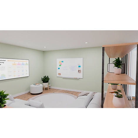 Zicht op een lichte kamer met bank, whiteboard, rek en planten. Een scherm toont een afbeelding.