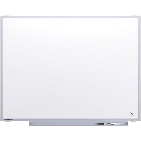 Groot, rechthoekig whiteboard met zilveren frame en pennenbak.
