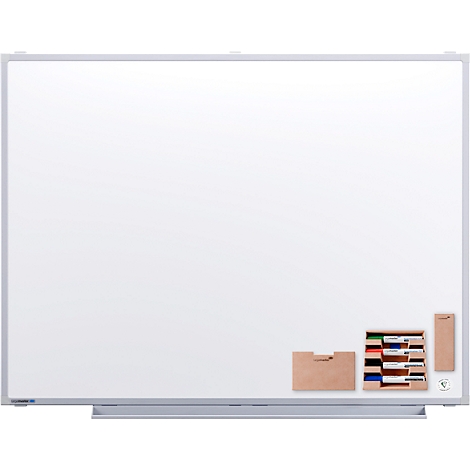Groot, wit whiteboard met zilveren frame. Accessoires in de hoek: pennen, spons en bakken.