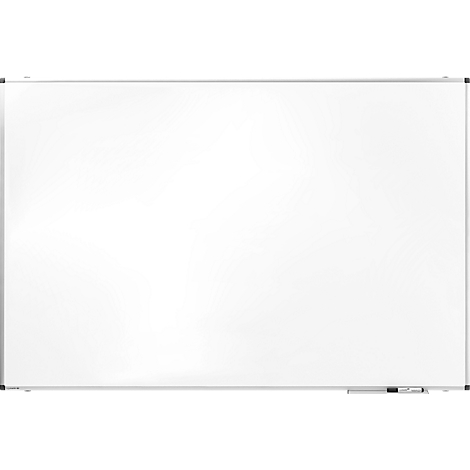 Grand tableau blanc rectangulaire avec un cadre argenté. Il y a un porte-stylos avec des stylos en bas.