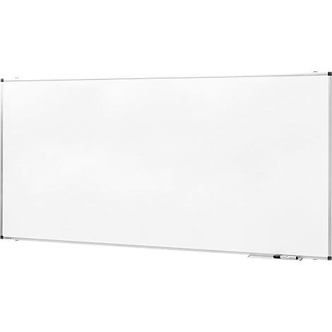 Grand tableau blanc rectangulaire avec cadre argenté. Des stylos sont posés en bas à droite. Le fond est blanc.