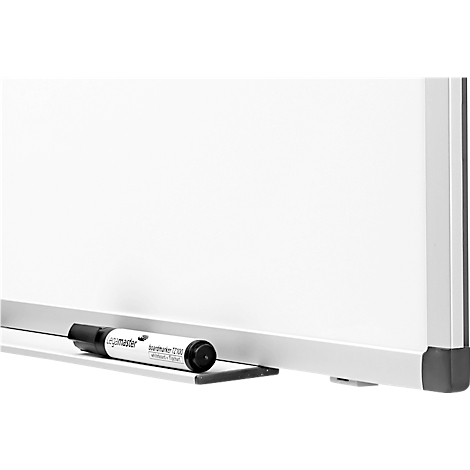 Weißes Whiteboard mit Stifthalterung. Ein schwarzer Marker liegt bereit. Text: Legamaster boardmarker 7730.