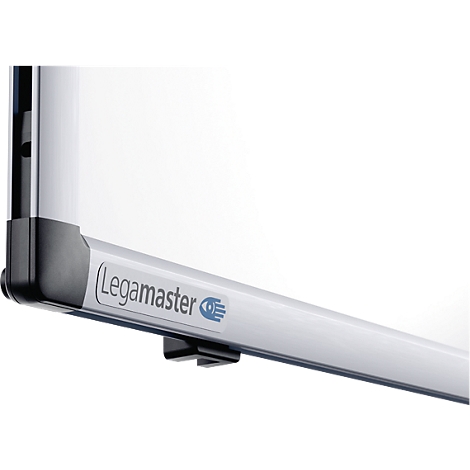 Detailaufnahme einer weissen Tafelhalterung mit dem Schriftzug "Legamaster" und einem blauen Logo.