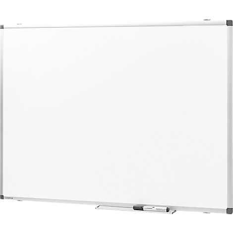 Whiteboard met zilveren frame en penhouder, een stift ligt klaar.