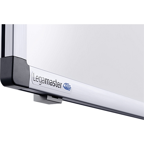 Detailopname van een wit bord met een zilveren frame. Legamaster logo.