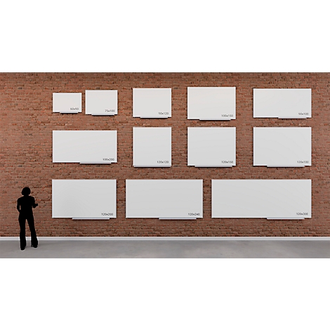 Verschillende witte wandpanelen in verschillende maten hangen aan een bakstenen muur. Een persoon staat op de voorgrond.