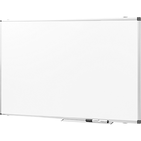 Wit schoolbord met een zilveren frame, een pennenbakje met een pen eronder. Hoekconnectoren zijn grijs.