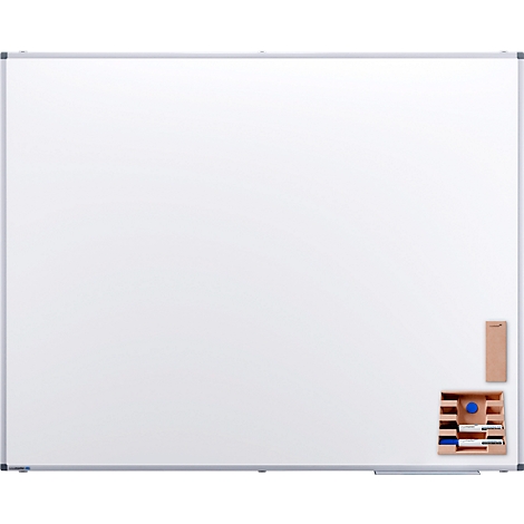 Groot rechthoekig whiteboard met zilveren frame. In het rechter onderste gedeelte zijn een pennenhouder, spons en pennen te zien.