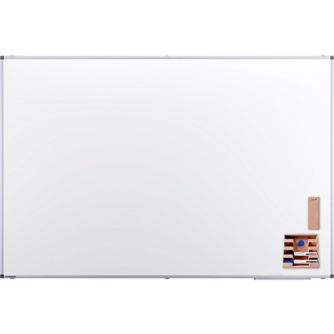 Groot rechthoekig whiteboard met zilveren lijst. Houten opbergvak met accessoires rechtsonder.