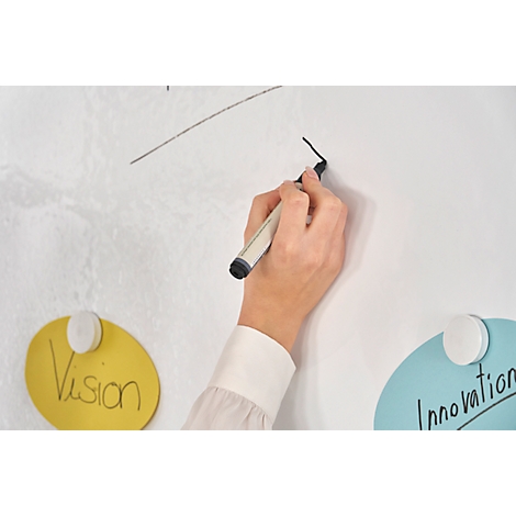 Hand drawing with a black pen on a white board, below yellow and blue notes with the words 'Vision' and 'Innovation'.