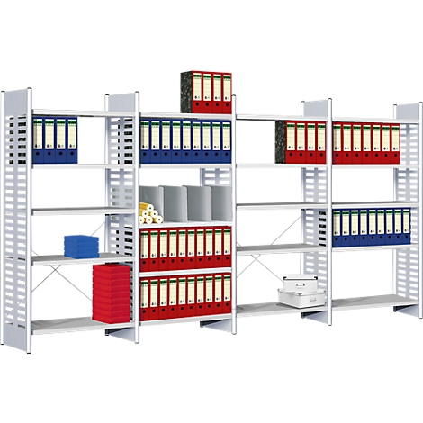 Stelling met rode, blauwe en groene ordners, andere kantoorbenodigdheden.
