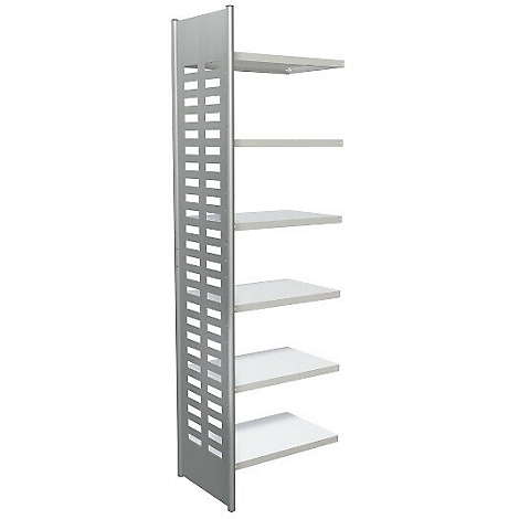 Een zilveren metalen rek met vijf witte planken tegen een witte achtergrond.