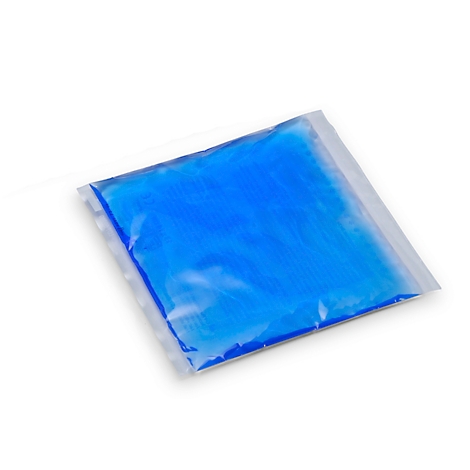 Une compresse froide bleue carrée dans un emballage en plastique transparent.