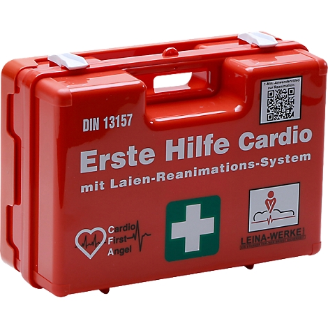 Roter Erste-Hilfe-Koffer mit weißem Kreuz, Aufschrift 'Erste Hilfe Cardio' und QR-Code vor neutralem Hintergrund.