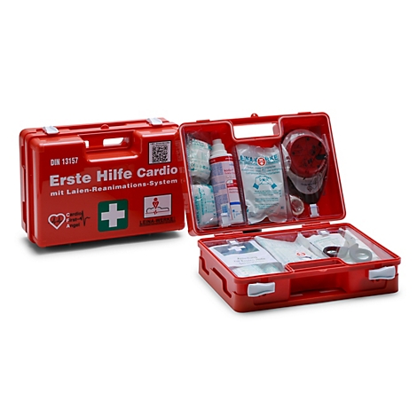 Trousse de premiers secours rouge, fermée et ouverte avec matériel médical, sur fond blanc.