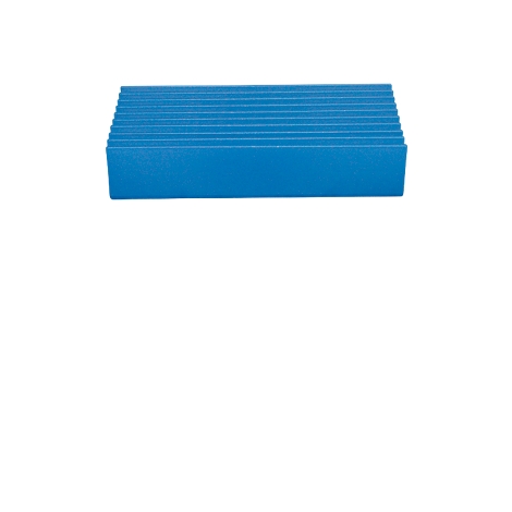 Blaue, rechteckige Stapel aus Papier oder Pappe. Auf weißem Hintergrund.