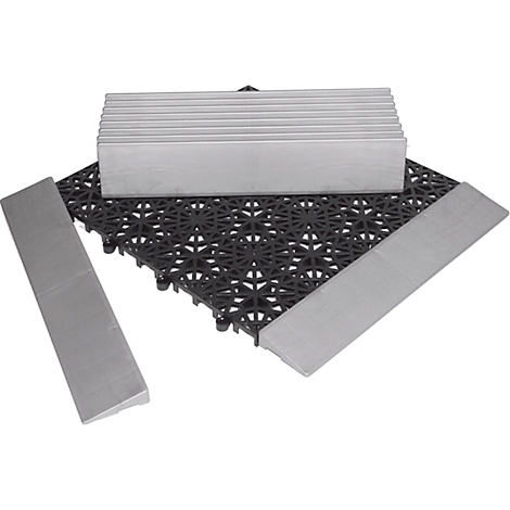 Auf einem schwarzen Gitter liegen Metallplatten, die eine Rampe bilden.