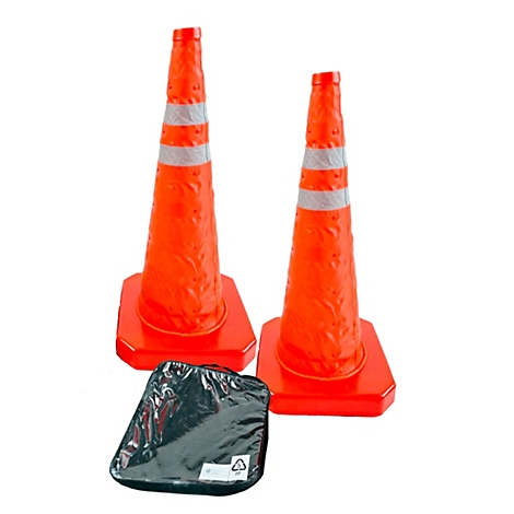 Zwei orangefarbene, faltbare Verkehrskegel mit reflektierenden Streifen vor weissem Hintergrund mit schwarzer Tasche.