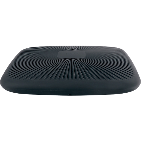 Flacher, quadratischer schwarzer WLAN-Router mit einem strahlenförmigen Rillenmuster auf der Oberseite.