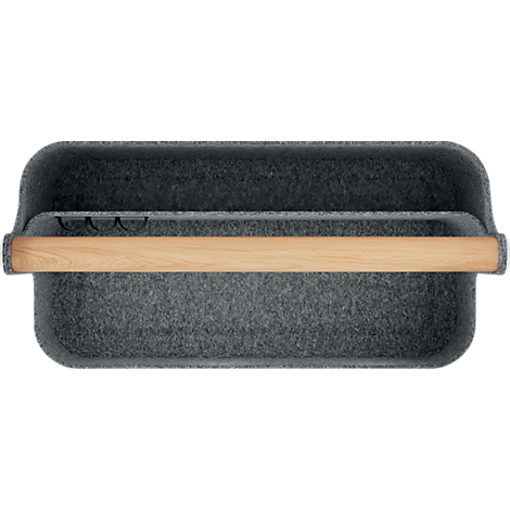 Donkergrijze vilten bureau-organizer met houten handvat, gevuld met kantoorbenodigdheden, toetsenbord, koptelefoon en smartphone.