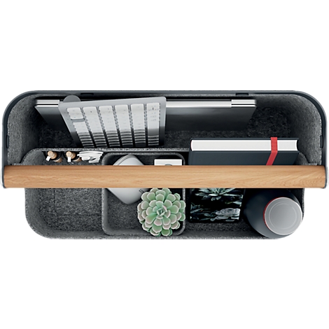 Een glimlachende man draagt een grijze vilten organizer-box door een modern, licht kantoor.